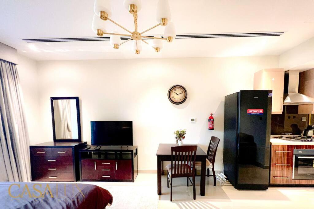 Lovely Big Studio W/ Burj Khalifa View In Downtown Dubai Exterior photo
